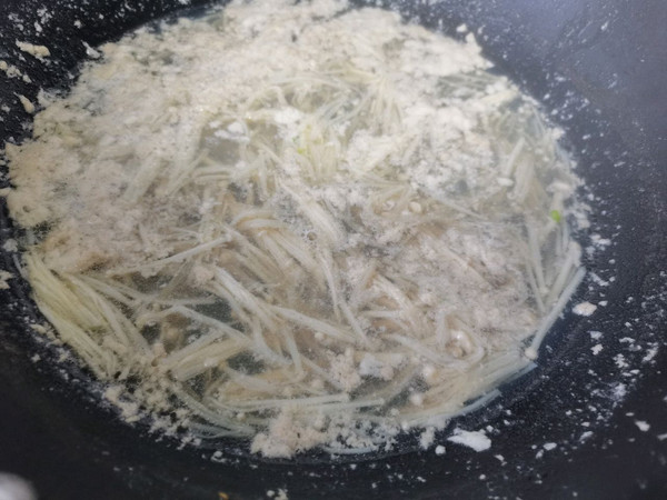 酸汤金针菇魔芋肥牛卷