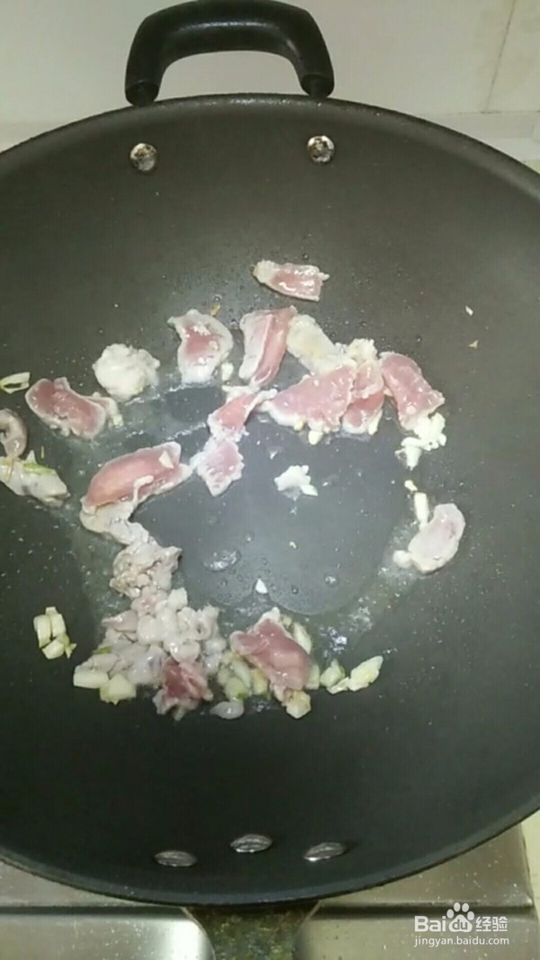 茼蒿炒肉的做法