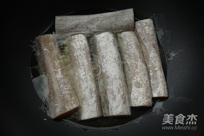 鲜菇浇带鱼的做法