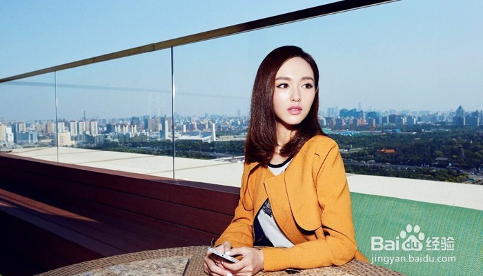 在旅行中摆这样的poss，拍出的效果会更有气质。