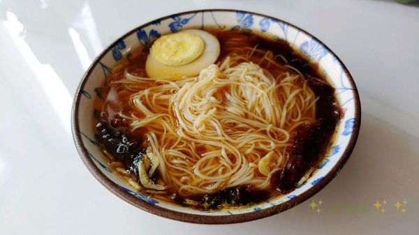 蛋柿酸热汤冷面