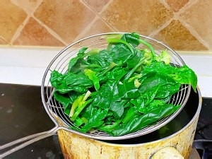 怎么做菠菜培根鸡蛋卷