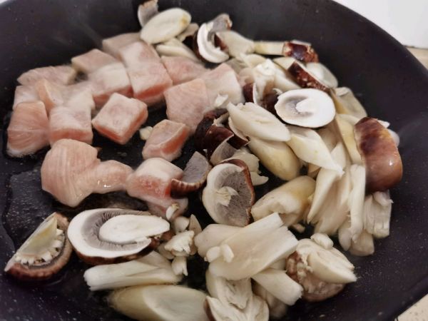 大球盖菇煎鸡胸