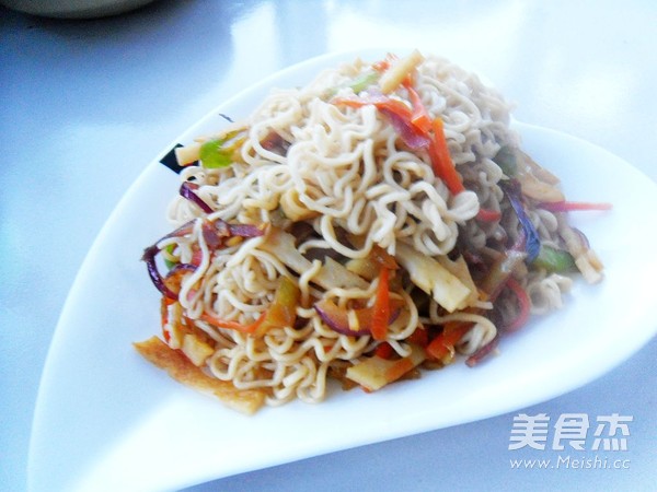彩蔬炒面的做法