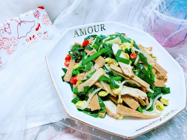 色泽鲜艳韭香豆芽炒香干