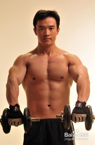 肌肉男锻炼计划：[4]如何锻炼出宽厚的肩肌
