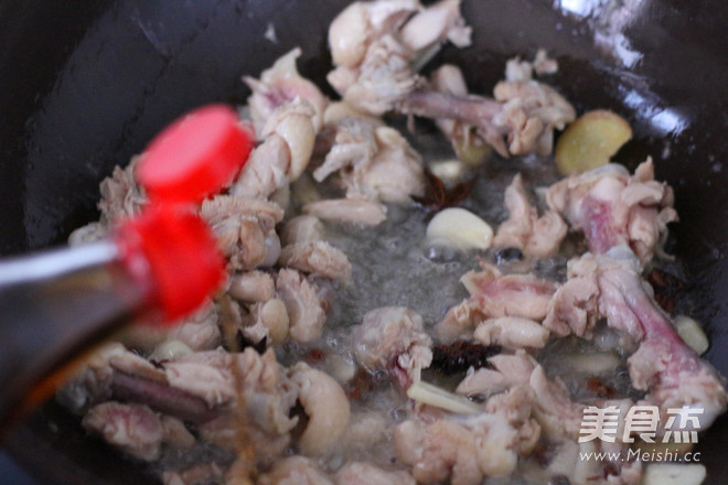 鸡肉炖蘑菇的做法