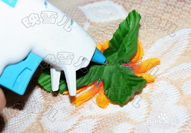 如何用胶花装饰笔