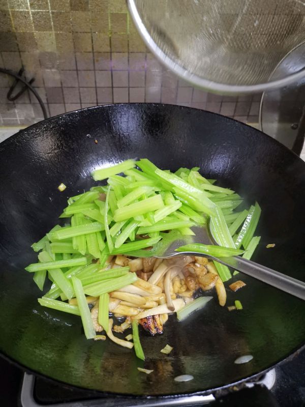 芹菜杏鲍菇小炒肉
