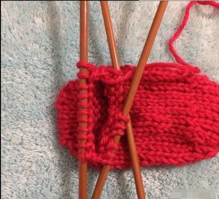 红毛线灰色毛线是怎么钩袜子的