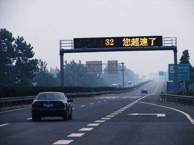 在限速80的路上车速120超速多少。扣多少分