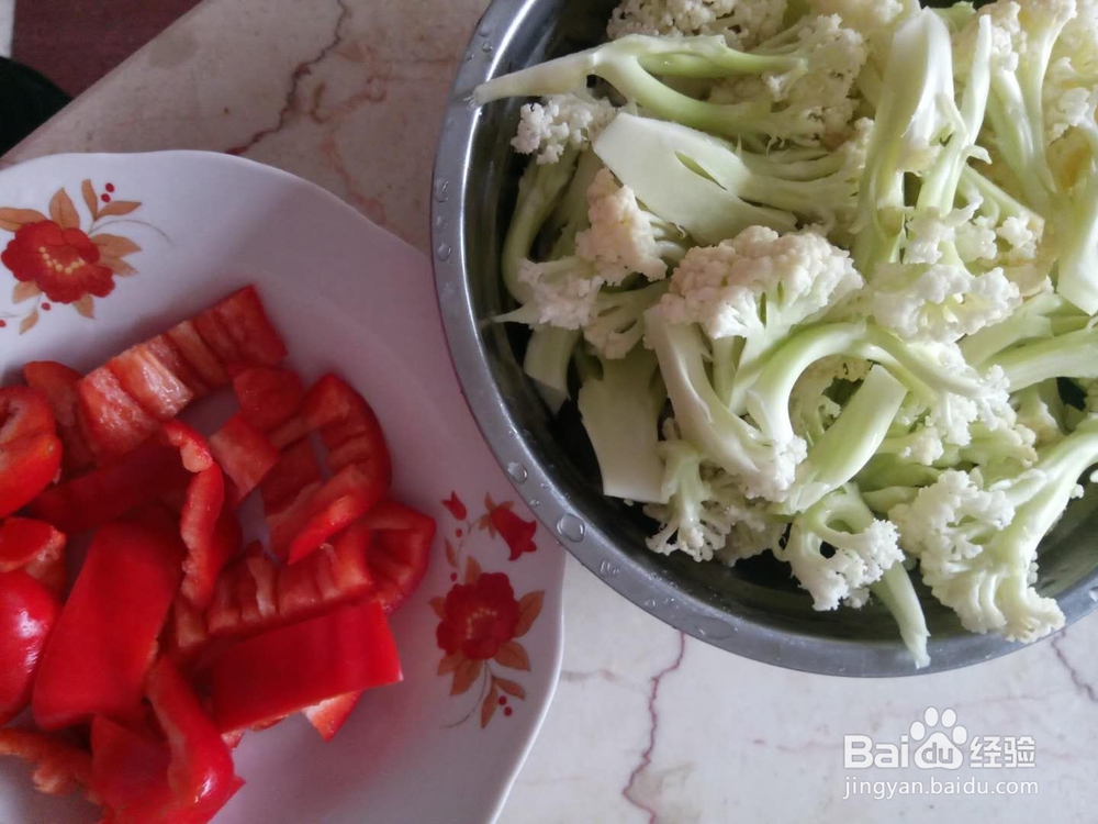 <b>花菜红椒炒瘦肉 家常菜 非常简单好吃哦</b>