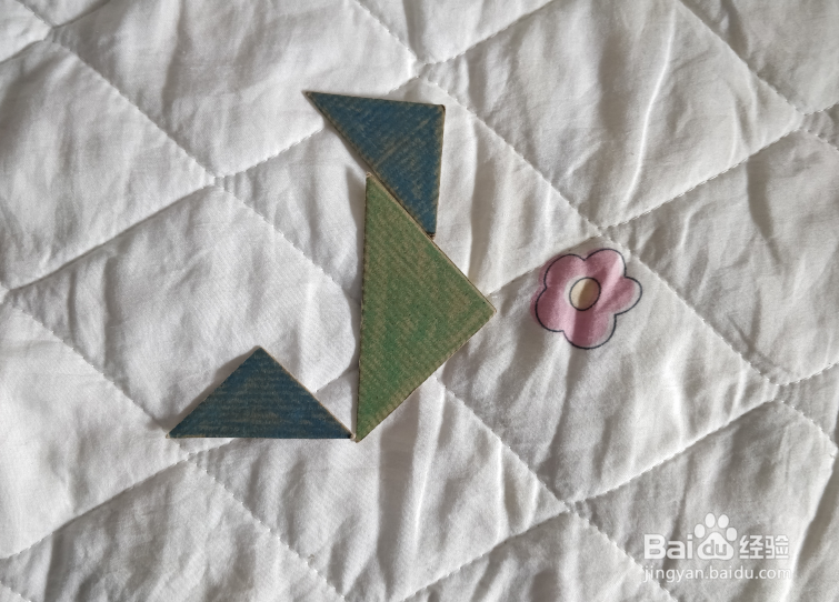 用九巧板怎么拼一个打滚哭闹的小朋友呢?