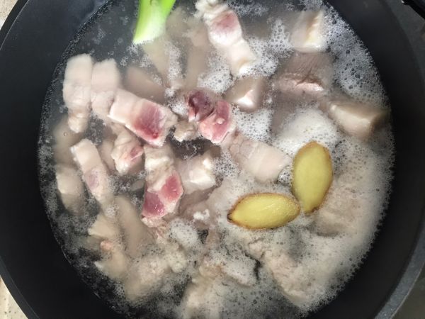 无水无油秘制卤肉饭