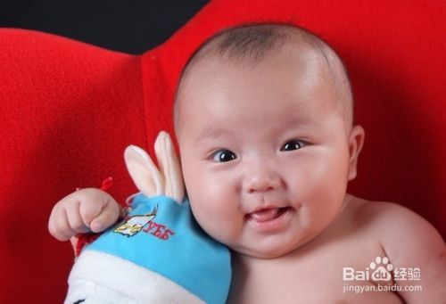 如何防止宝宝溢奶呛奶？