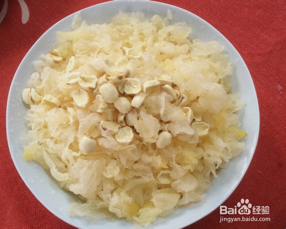 姨妈给我做银耳莲子羹胶