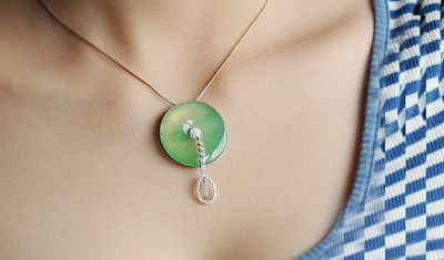 怎样在圣诞节挑选玉石吊坠礼物