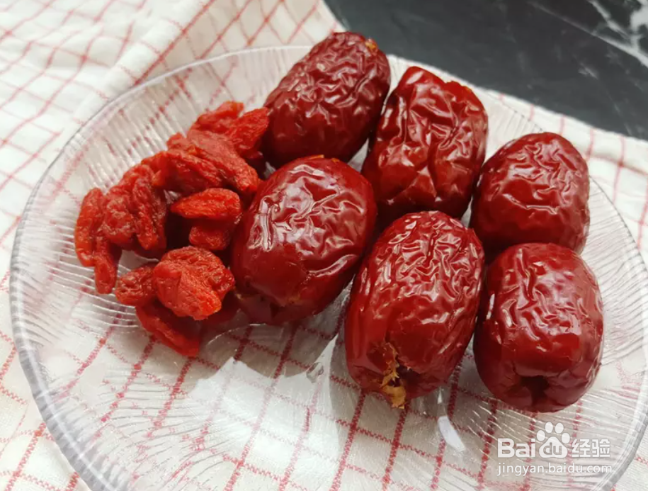 红枣枸杞银耳汤