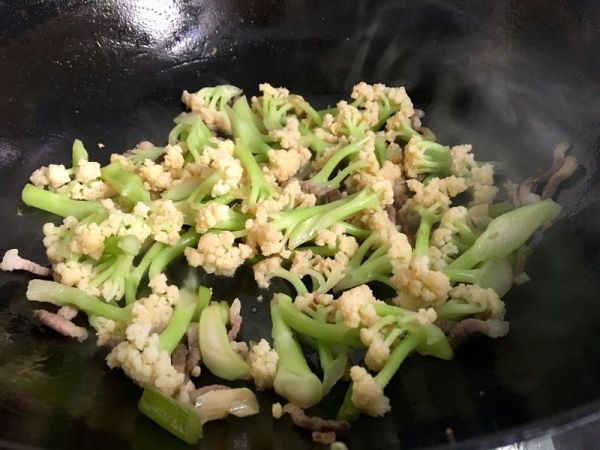 肉炒菜花#美食美刻，乐享美极#