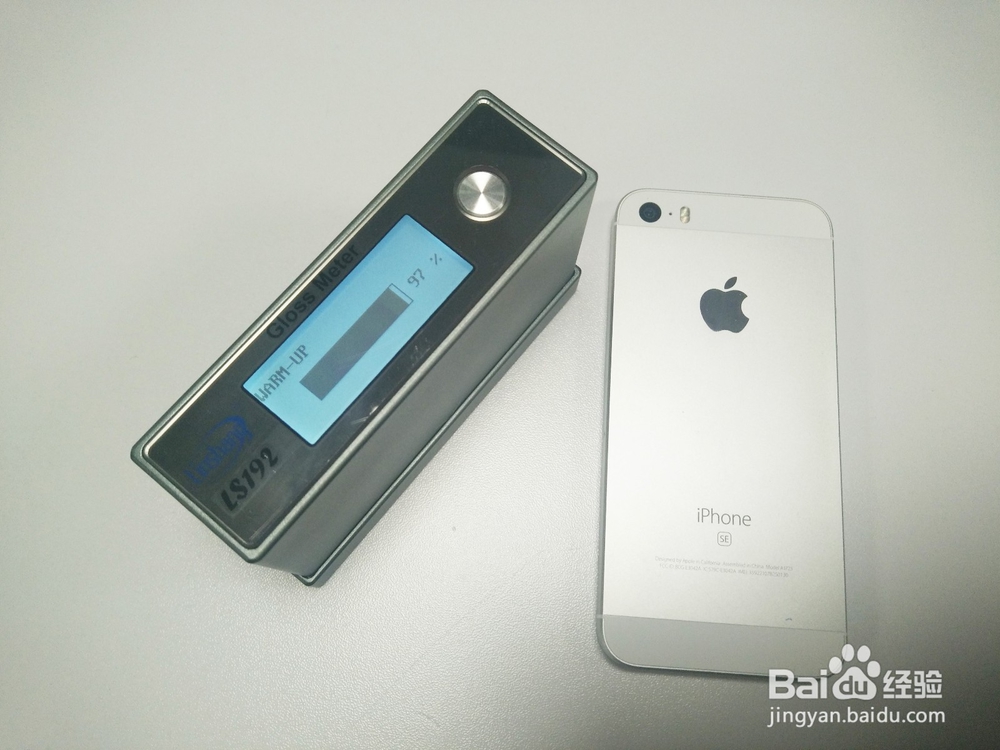 用光泽度仪测量iphone SE光泽