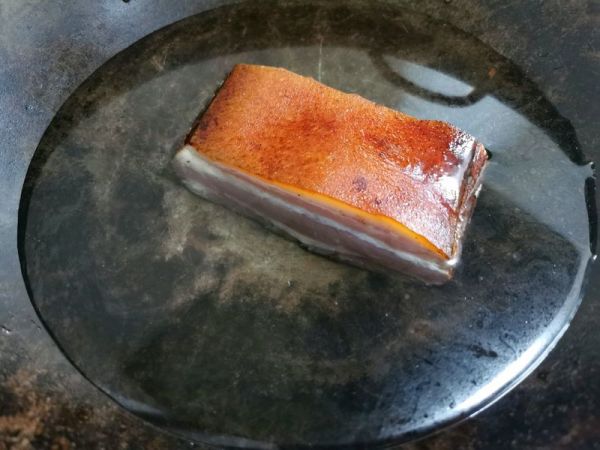 蒜苗鲜笋爆炒烟熏肉