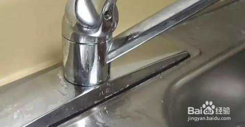怎么清洗厨房水槽陈年水渍