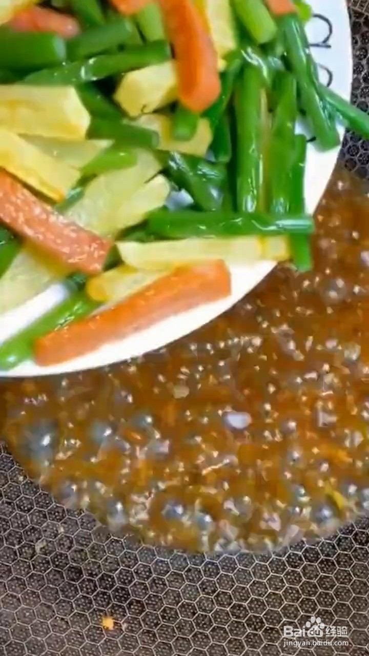 怎样制作土豆蒜苔炒火腿