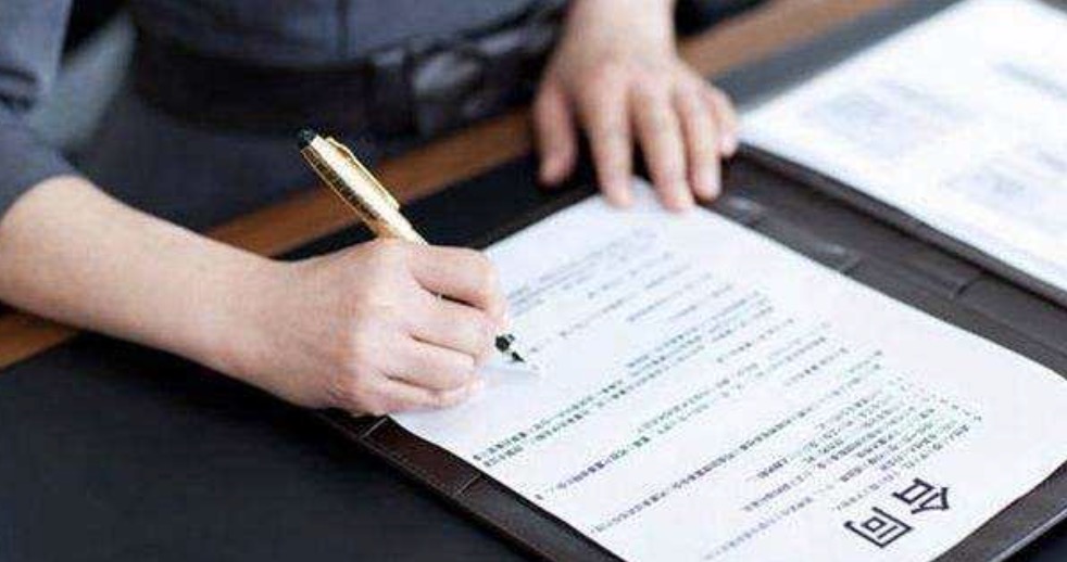 按照我国法律规定,订立劳动合同应当以书面形式,所以,任何以口头形式订立的劳动合。对还是错