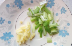 怎么做美味好吃的脆皮肠炒素鸡