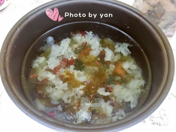 桃胶皂角米蔓越莓银耳桂圆羹