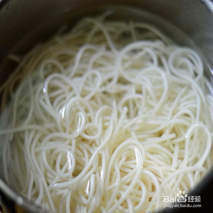 怎样做爽口的鸡丝酱拌面