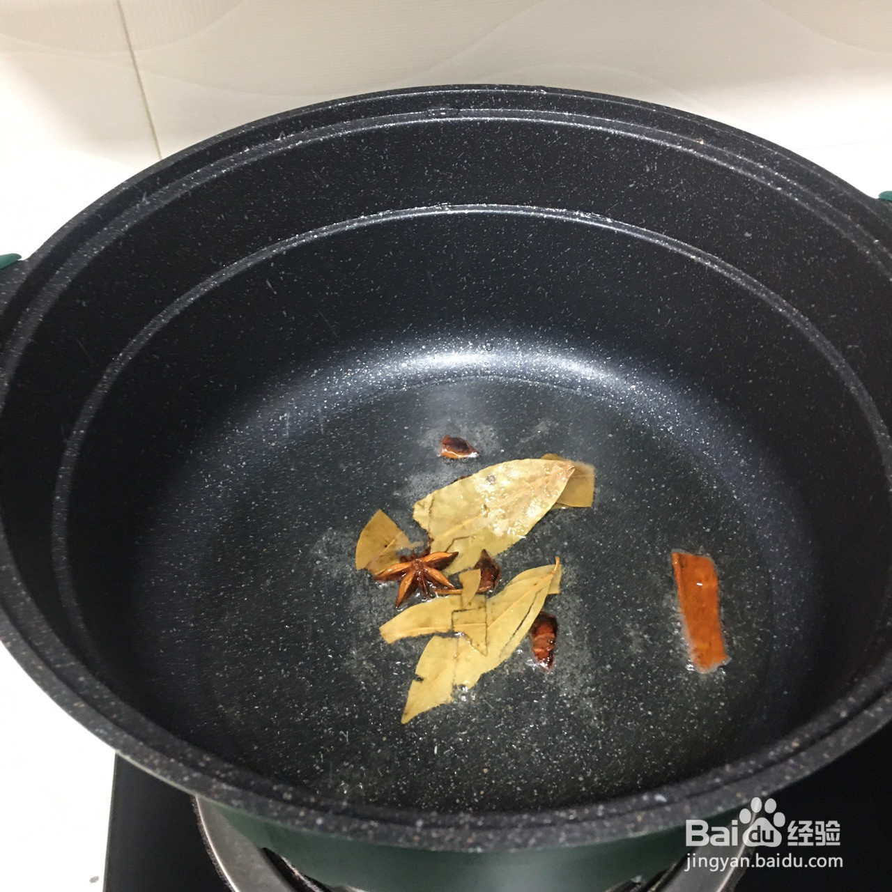 红烧萝卜牛腩煲的做法