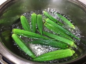 食补养生秋葵尖椒炒鸡蛋的做法