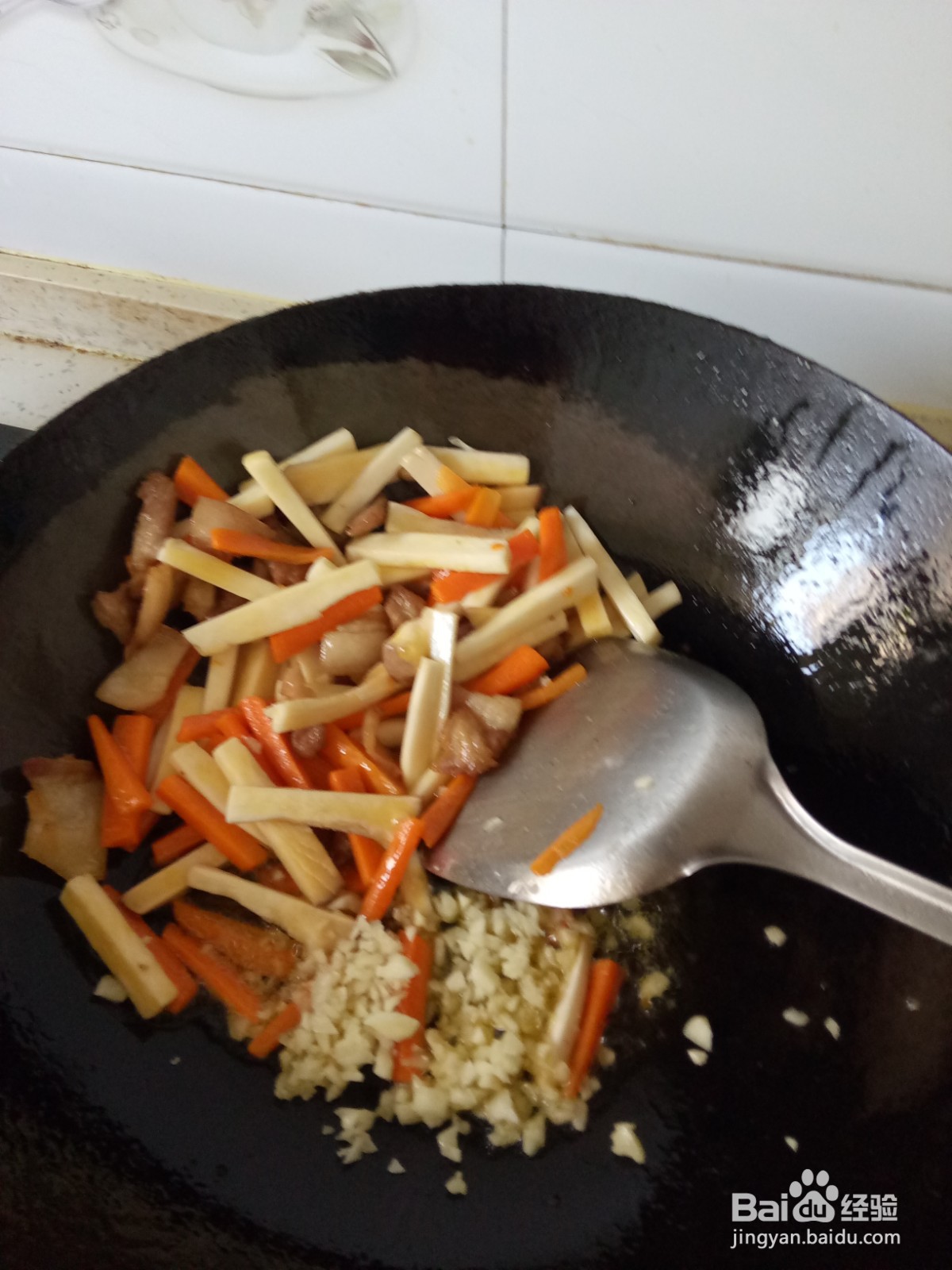 五花肉炒杏鲍菇豆干