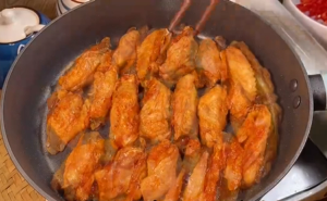 如何制作吮指蒜香鸡翅？