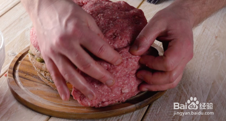 怎么制作黑面包牛肉蛋糕