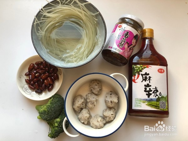 麻辣香菇鱼丸米粉的做法