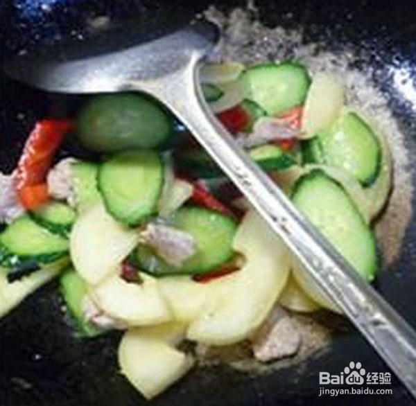 瘦肉片黄瓜炒人参果的简单做法