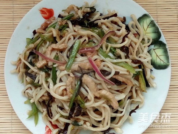 肉丝炒面的做法