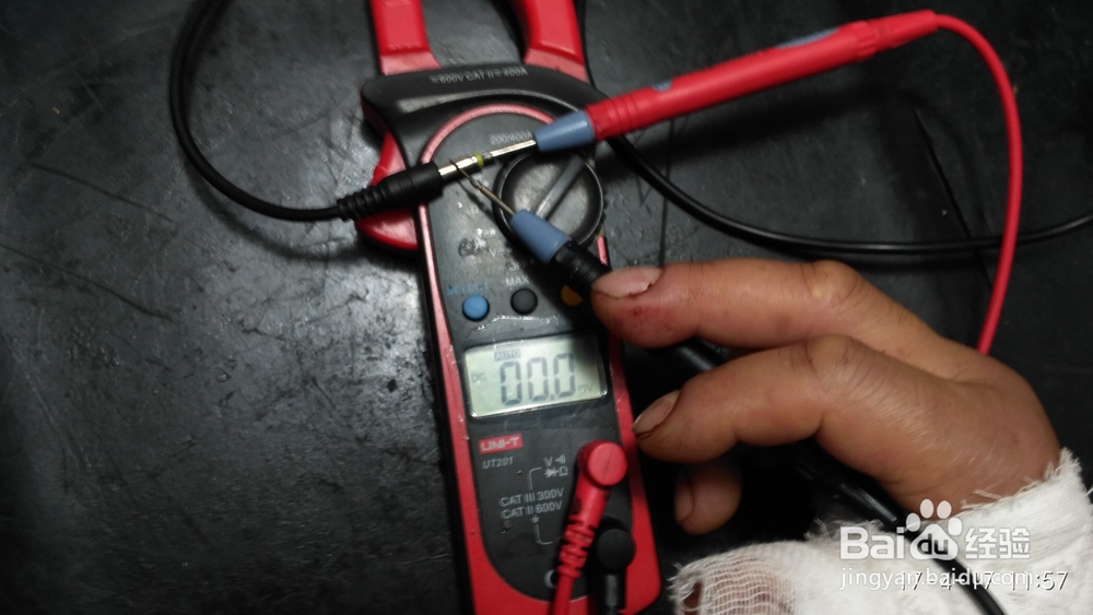 移动DVD机充不进电不开机音量失控故障维修经验