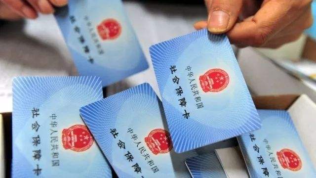 在外地工作交了半年的社保，现在回家了，能把原来的社保费转回来吗