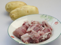 懒人也能煲好汤——排骨炖土豆