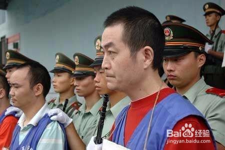 面对带有凶器的歹徒的时候应该怎么办