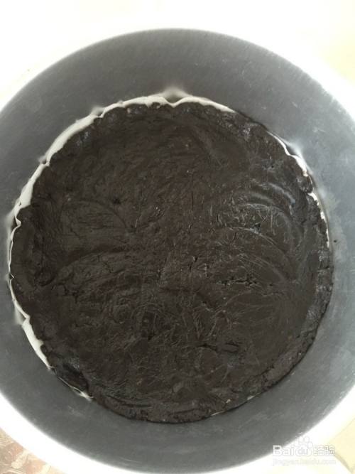 8寸模具底部放一层剪圆的油纸,把饼干碎倒进去压平,放冰箱冷藏备. .