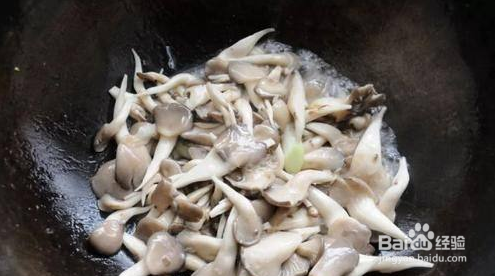 油麦菜炒平菇的做法