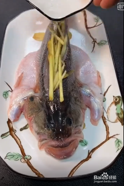 如何制作清蒸鲈鱼？