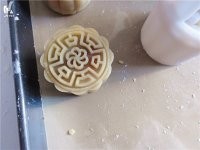 广式莲蓉月饼的做法