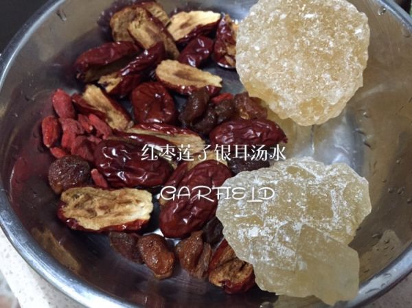 红枣莲子银耳糖水