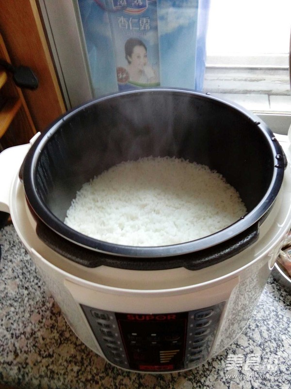 电饭锅焖米饭