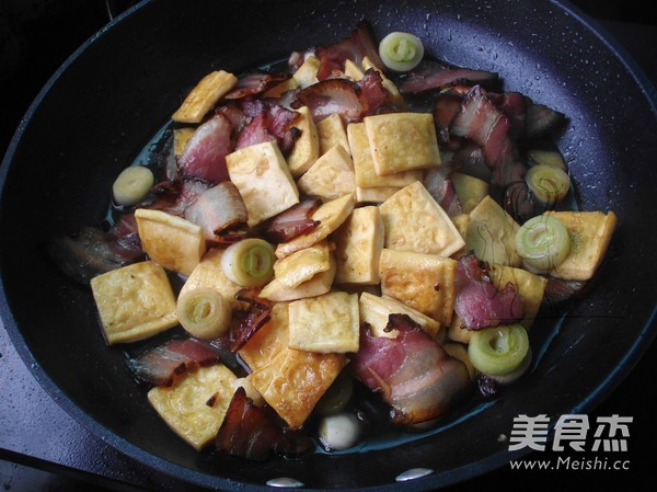 豆干炒腊肉的做法